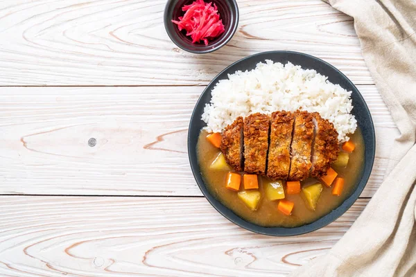 Goreng daging babi renyah dengan kari dan nasi — Stok Foto