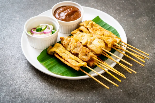 Cerdo satay - Cerdo a la parrilla servido con salsa de maní o dulce y —  Fotos de Stock