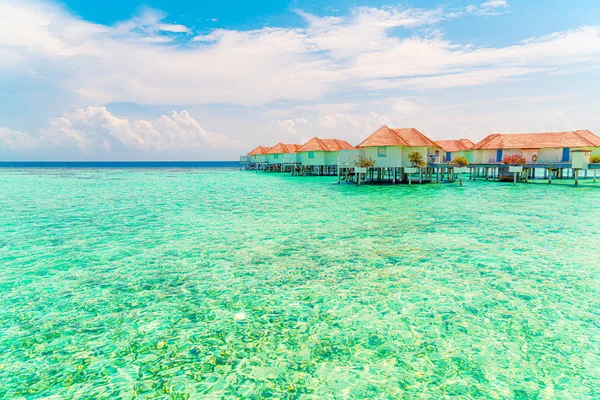 Bellissimo resort tropicale Maldive hotel e isola con spiaggia a — Foto Stock