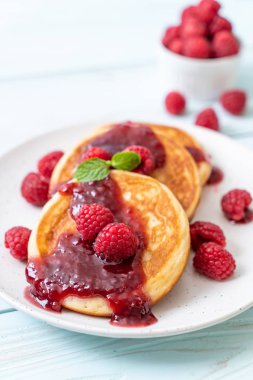 Taze ahududu ve frambuaz sos ile gözleme