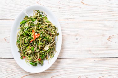 Istiridye sosu ile Kızarmış ayçiçeği Sprout