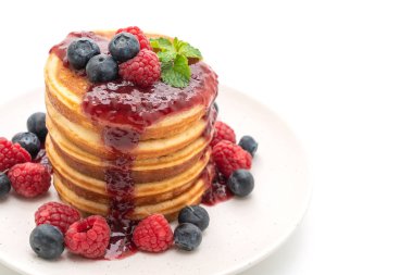 Taze ahududu ve yaban mersini ile gözleme