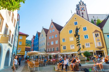 Fussen, Almanya - 28 Ağustos 2018: Street Cafe için eski Fussen