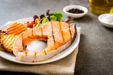 sebze ile ızgara somon biftek fileto