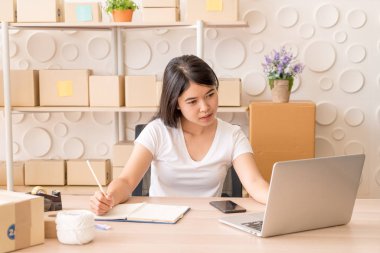 Genç Asyalı kadın kazmak ile çalışan küçük iş sahibi başlatmak