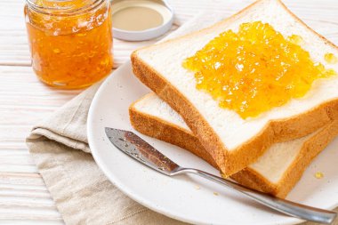 Portakal reçelli ekmek dilimleri 