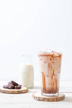 Buzlu çikolata milkshake içecek