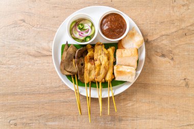 Fıstık sosu ve turşu ile domuz Satay cucumbe olan