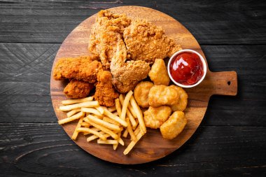 patates kızartması ve nuggets yemek kızarmış tavuk