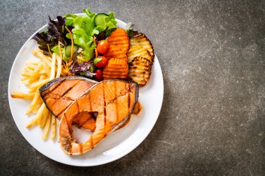 sebze ve patates kızartması ile ızgara somon biftek fileto