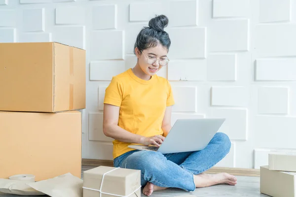Young asian business start up online seller owner using computer — Stock Photo, Image