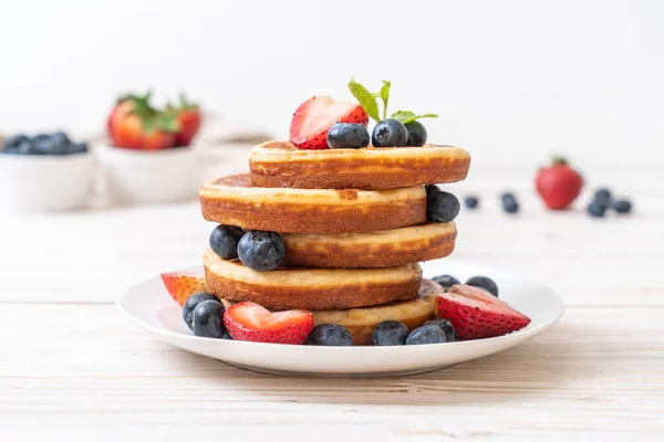 신선한 블루베리, 신선한 딸기와 꿀 팬케이크 — 스톡 사진