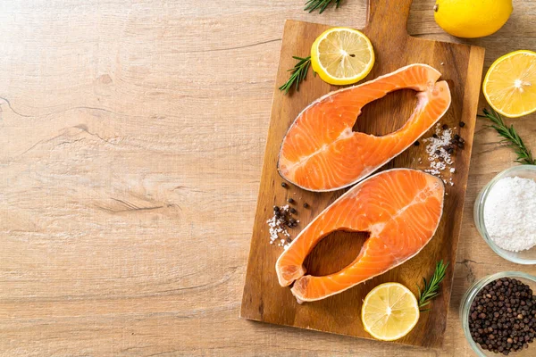 taze çiğ somon fileto biftek