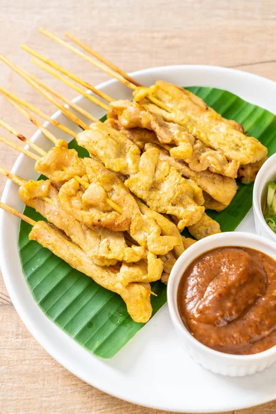 Sate babi - babi panggang disajikan dengan saus kacang atau manis dan — Stok Foto