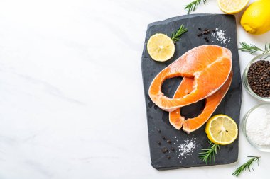 taze çiğ somon fileto biftek