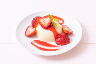 yoğurt puding taze çilek ile