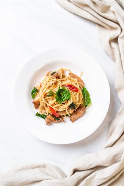 tavuk ve fesleğen ile karıştırın-kızarmış spagetti