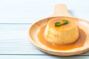 Ev yapımı karamel kremalı puding