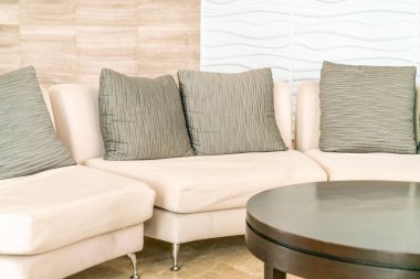 boş kanepe yastık otel lobisinde ile 