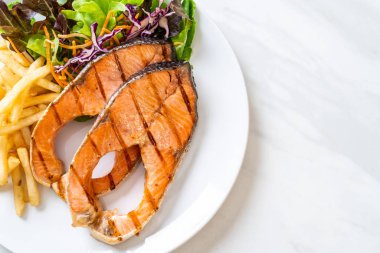 patates kızartması ile ızgara somon biftek fileto