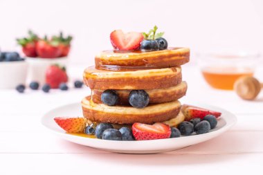 taze yaban mersini, taze çilek ve bal ile gözleme