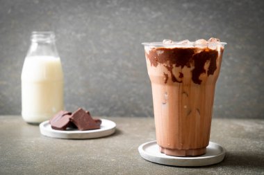 Buzlu çikolata milkshake içecek
