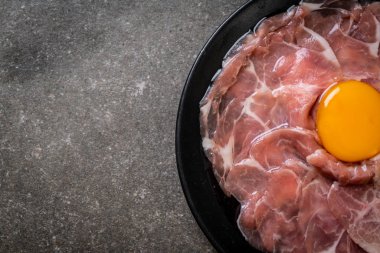 taze dilimlenmiş domuz yumurta ile ham