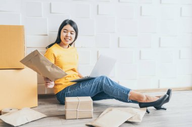 Genç Asya iş başlangıç yukarı online satıcı sahibi kullanarak bilgisayar