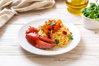 Makarna all'astice veya ıstakoz spagetti