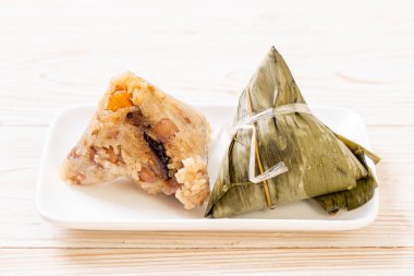 Zongzi veya Geleneksel Çince yapışkan pirinç köfte