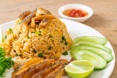 Gevrek gurami balığı kızarmış pilav