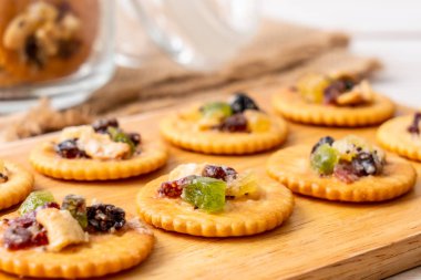 Kuruyemiş ile bisküvi kraker