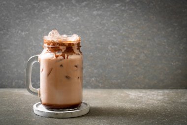 Buzlu çikolata milkshake içecek