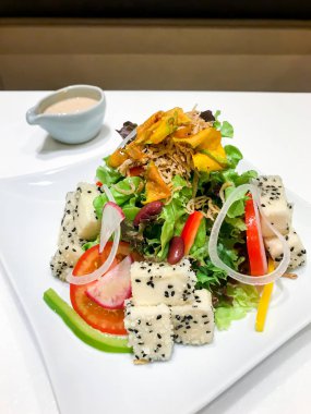 kızarmış tofu salatası