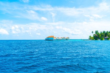 plaj ve deniz ile tropikal Maldivler tatil otel ve ada