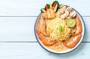 Baharatlı karides spagetti makarna (Tom Yum Goong)