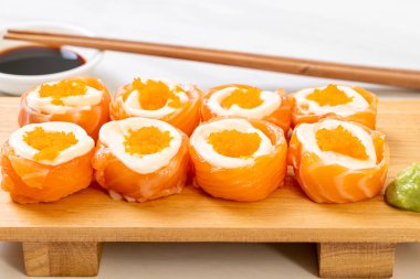 mayonez ve karides yumurta ile taze somon suşi rulo