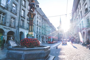 Bern, İsviçre - 23 Ağustos 2018: insanlar alışveriş sokak wi