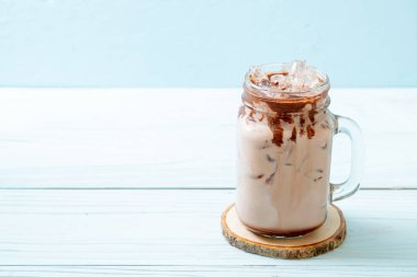 Buzlu çikolata milkshake içecek