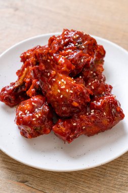 Baharatlı soslu kızarmış tavuk 