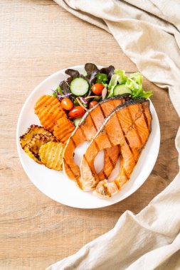 sebze ile ızgara somon biftek fileto