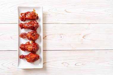 Baharatlı soslu kızarmış tavuk 