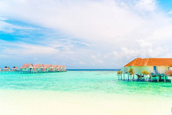 Bellissimo resort tropicale Maldive hotel e isola con spiaggia a — Foto Stock