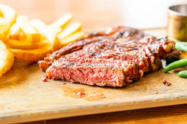 Közepesen ritka marhahús steak zöldséges burgonyával — Stock Fotó