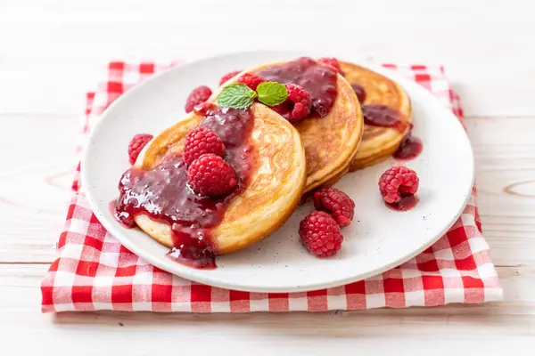 Crêpe aux framboises fraîches et sauce aux framboises — Photo