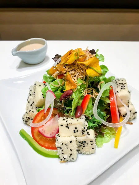 kızarmış tofu salatası