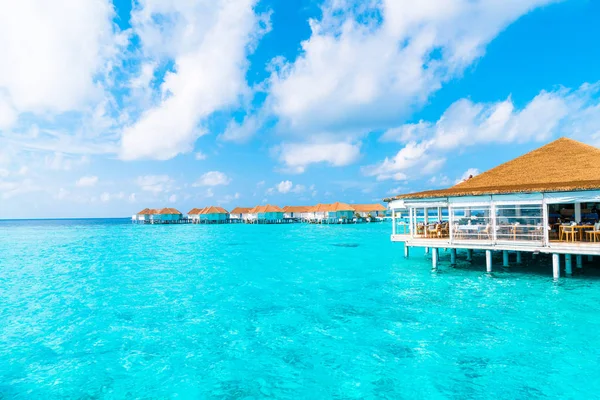 Tropical Maldivas resort hotel e ilha com praia e mar para — Fotografia de Stock