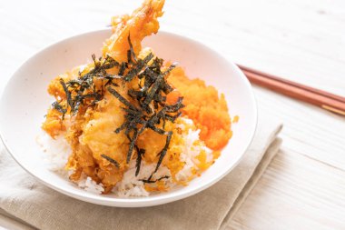 karides tempura pirinç kase karides yumurta ve deniz yosunu ile