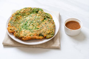  Kızarmış yumurta ve baharatlı karides hamur tırmanma