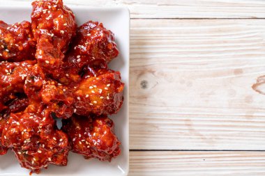 Baharatlı soslu kızarmış tavuk 